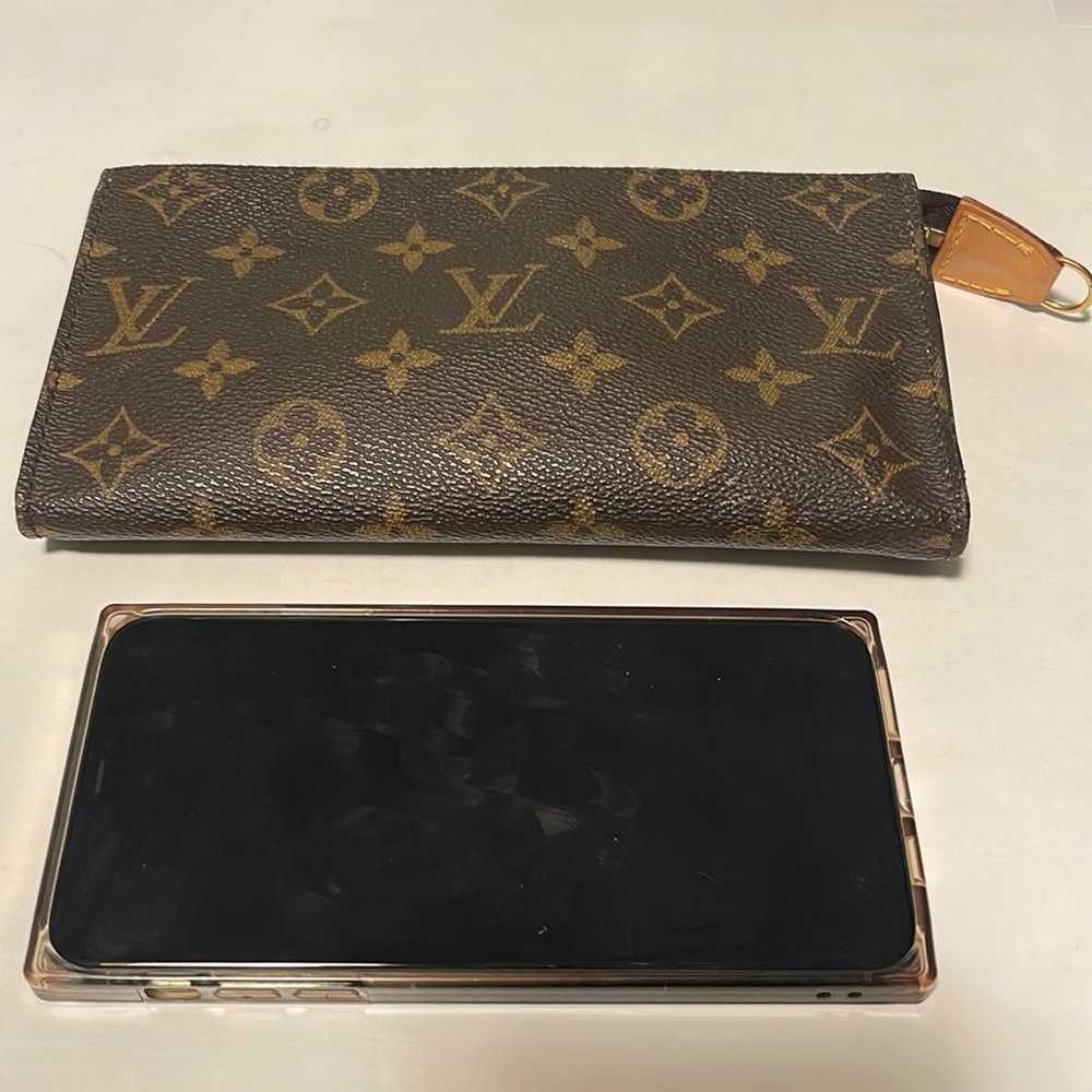 Louis Vuitton pouch / toiletries